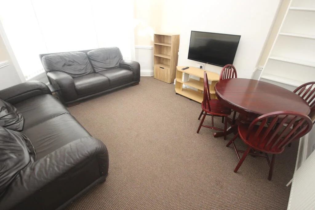 5 bedroom terraced house for rent