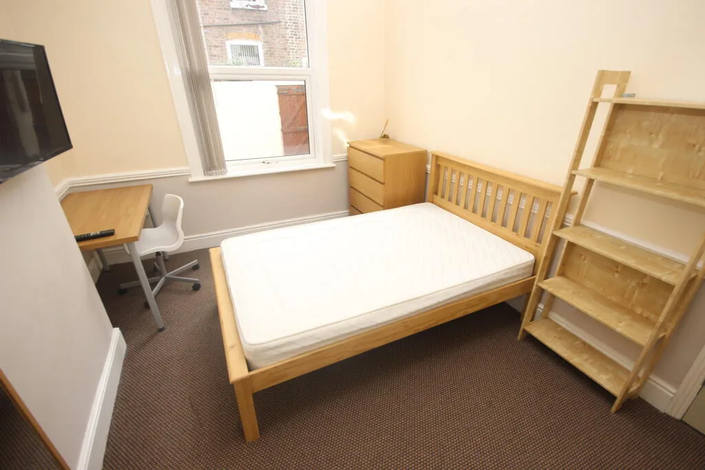 5 bedroom terraced house for rent