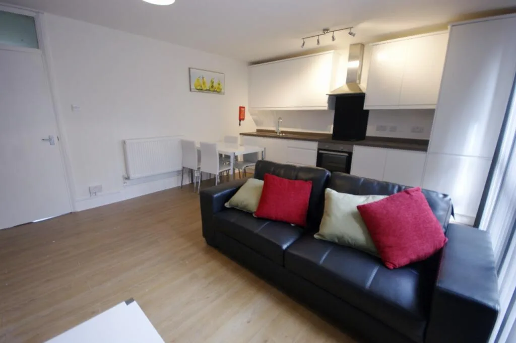 4 bedroom maisonette for rent