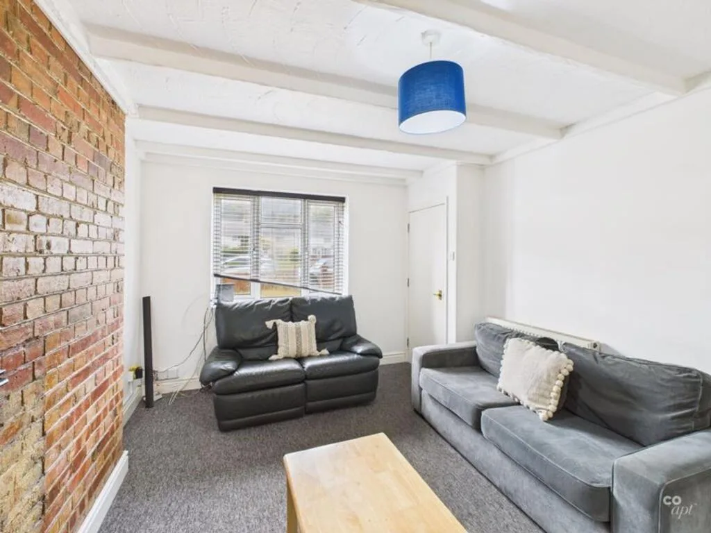 6 bedroom end of terrace house for rent