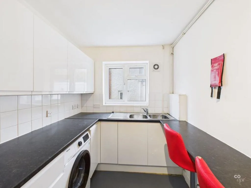 6 bedroom end of terrace house for rent