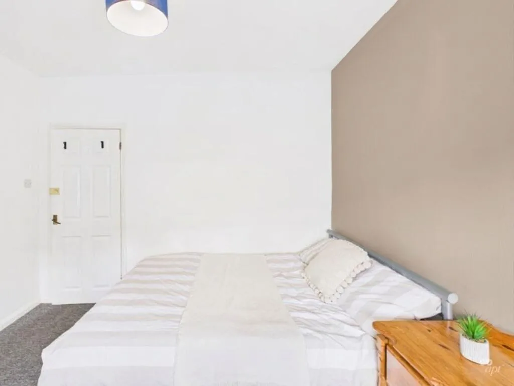 6 bedroom end of terrace house for rent