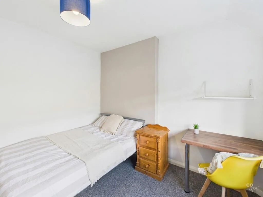 6 bedroom end of terrace house for rent