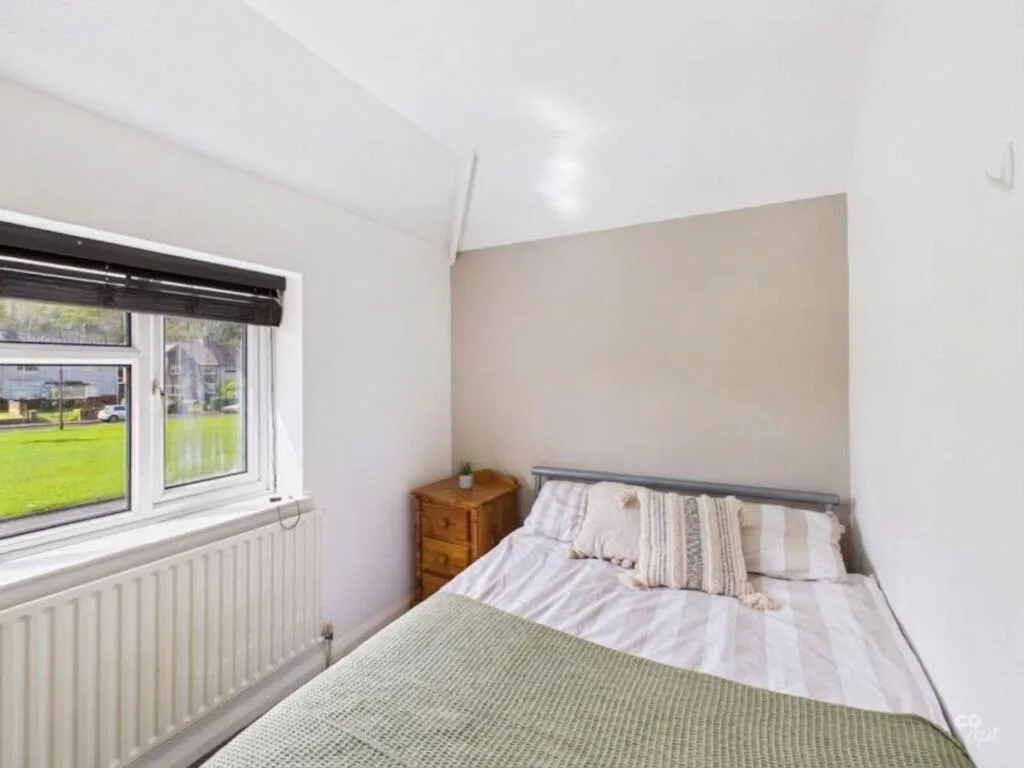 6 bedroom end of terrace house for rent