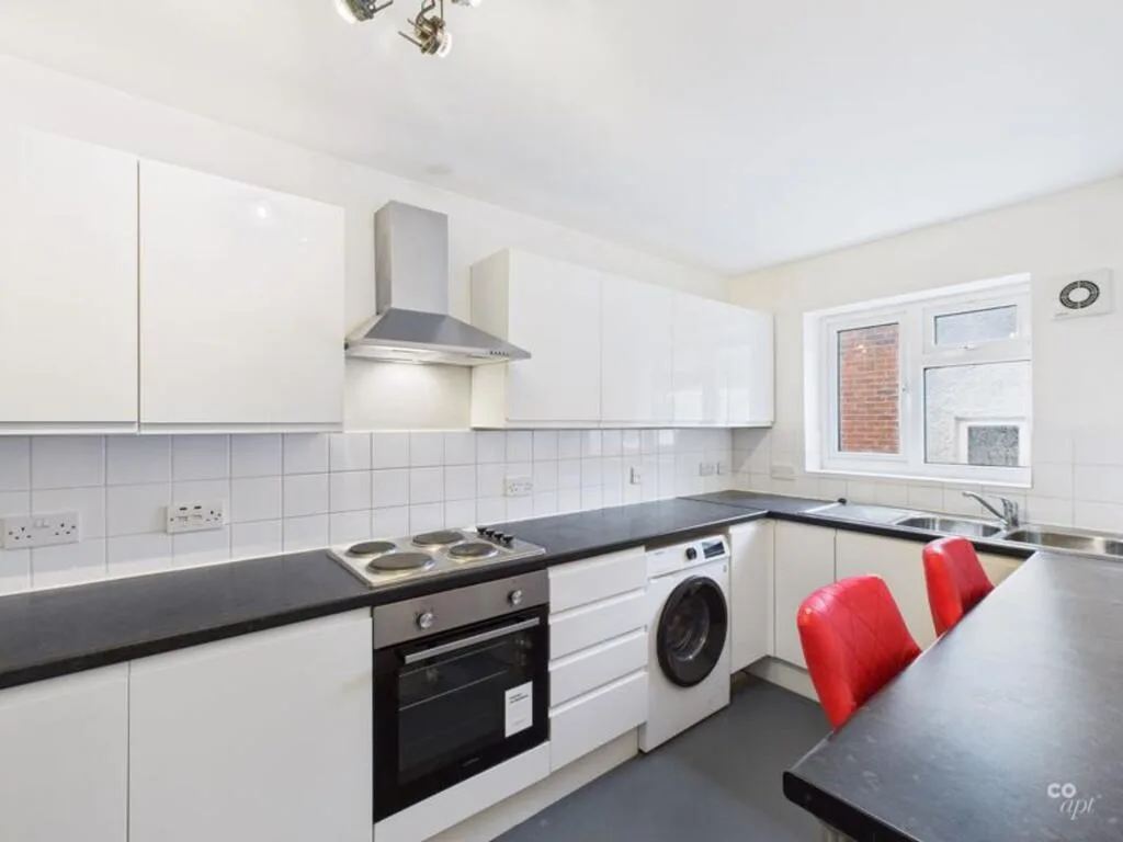 6 bedroom end of terrace house for rent