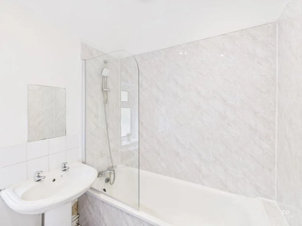 6 bedroom end of terrace house for rent