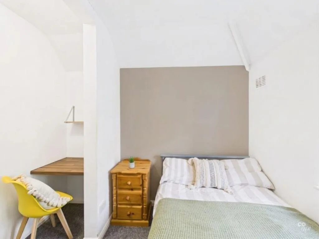 6 bedroom end of terrace house for rent
