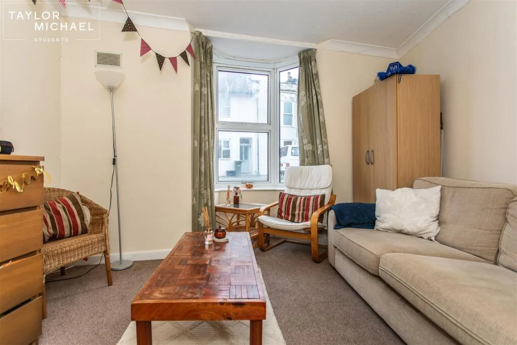 4 bedroom end of terrace house for rent