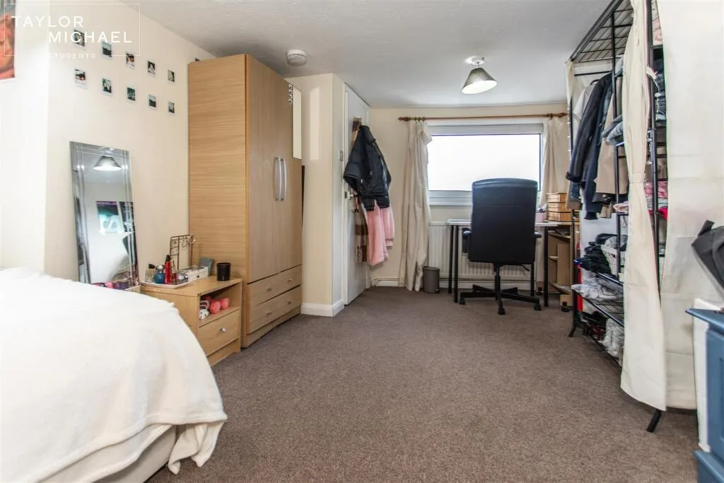 4 bedroom end of terrace house for rent