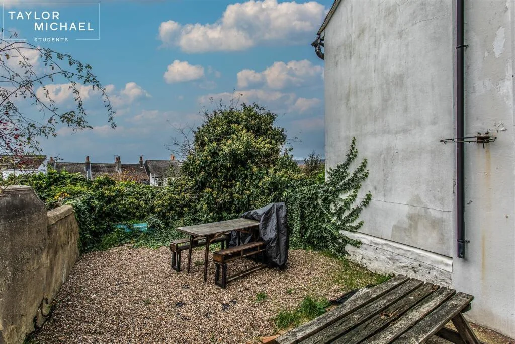 4 bedroom end of terrace house for rent