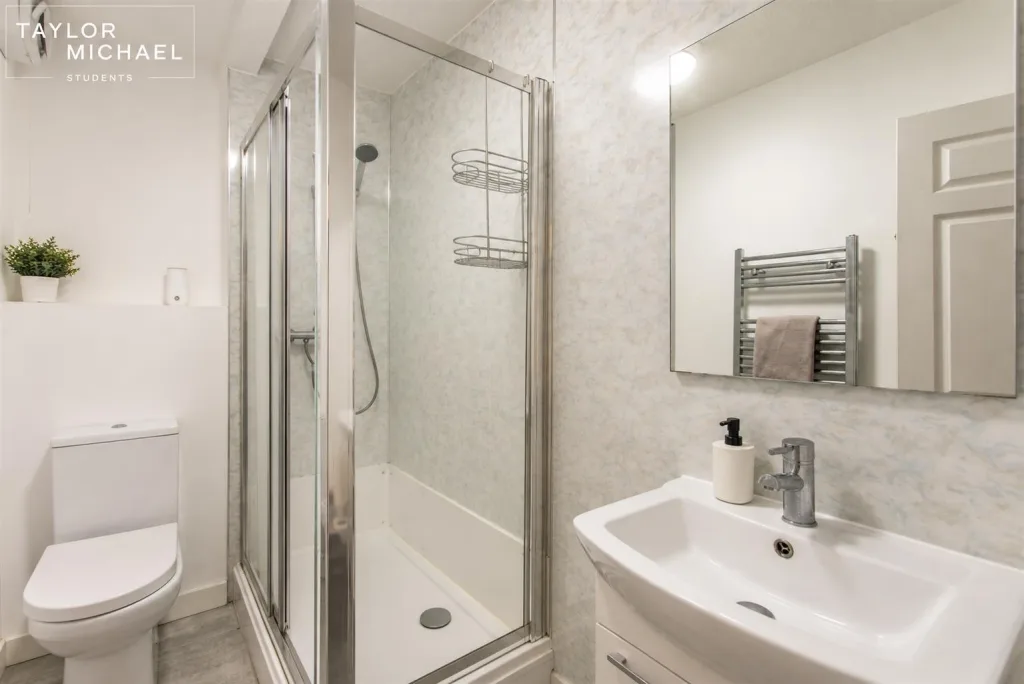 4 bedroom end of terrace house for rent