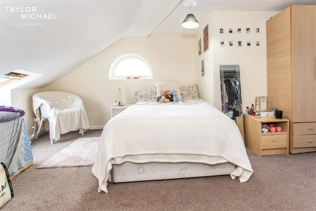 4 bedroom end of terrace house for rent