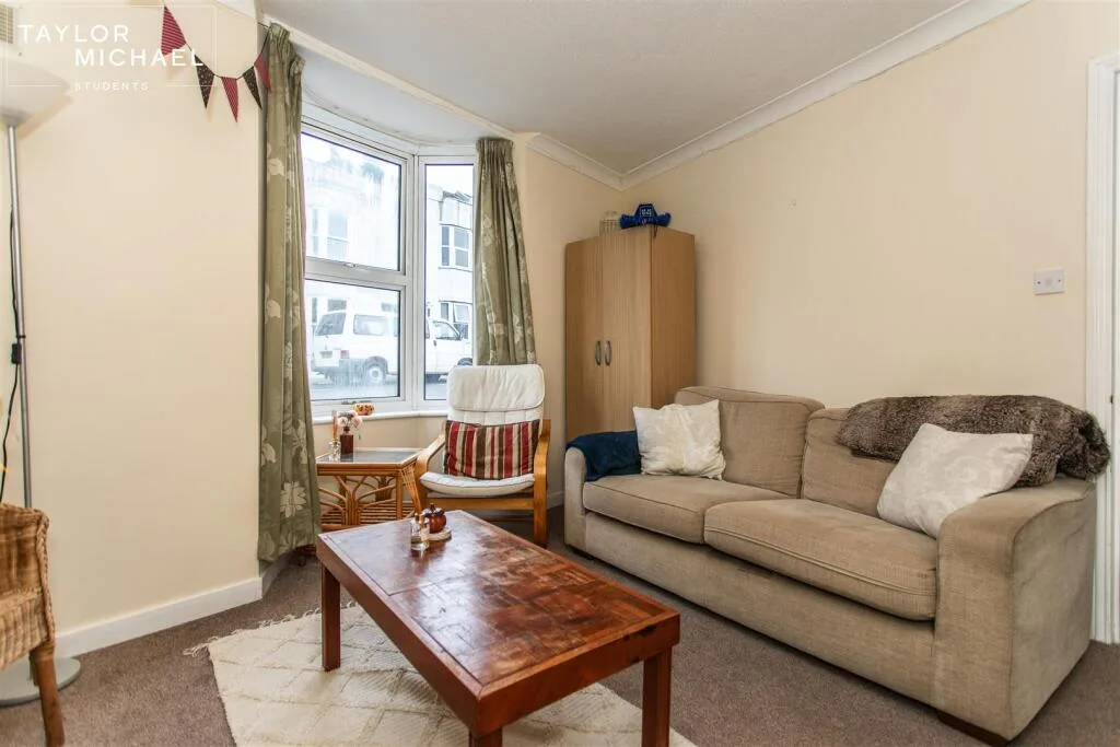 4 bedroom end of terrace house for rent