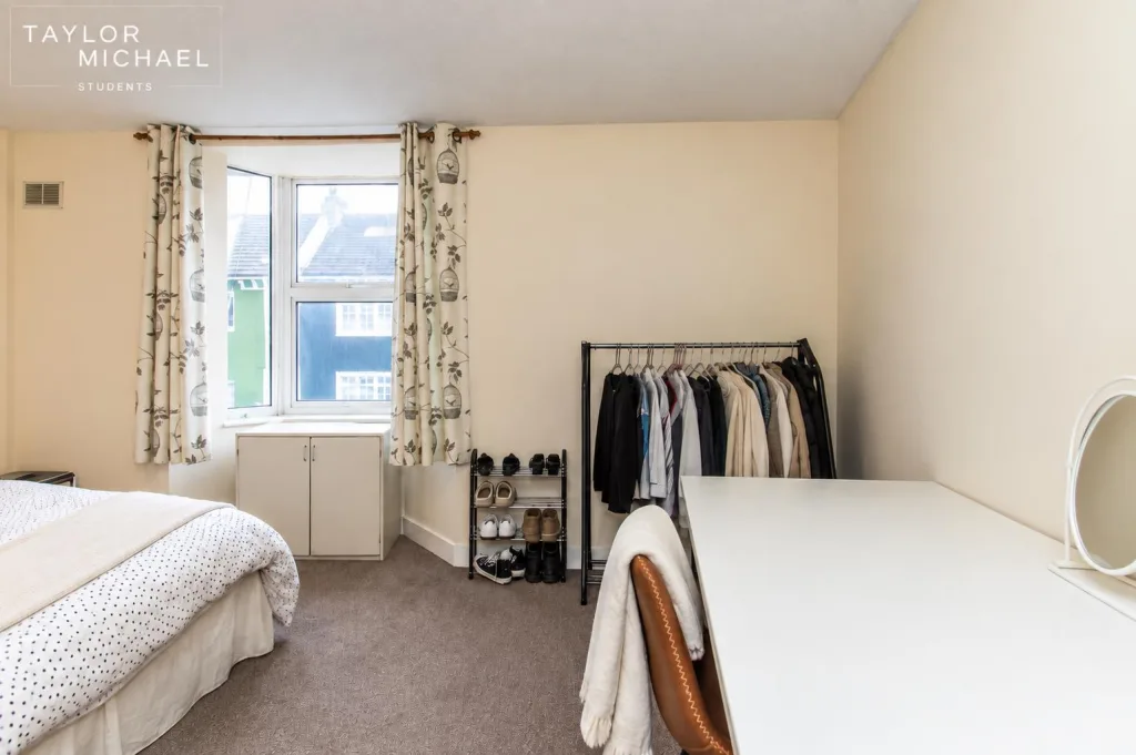 4 bedroom end of terrace house for rent