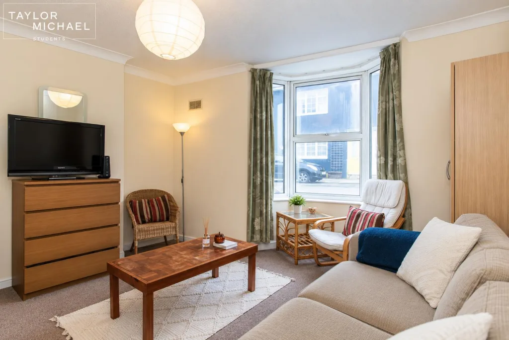 4 bedroom end of terrace house for rent