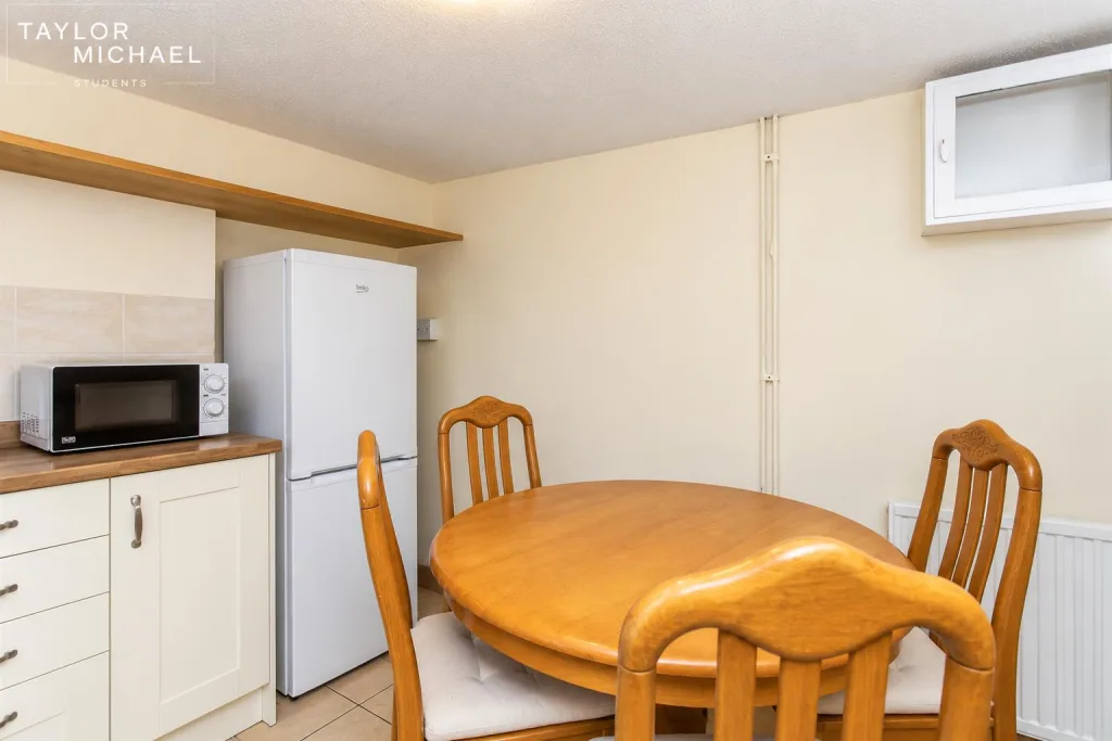4 bedroom end of terrace house for rent