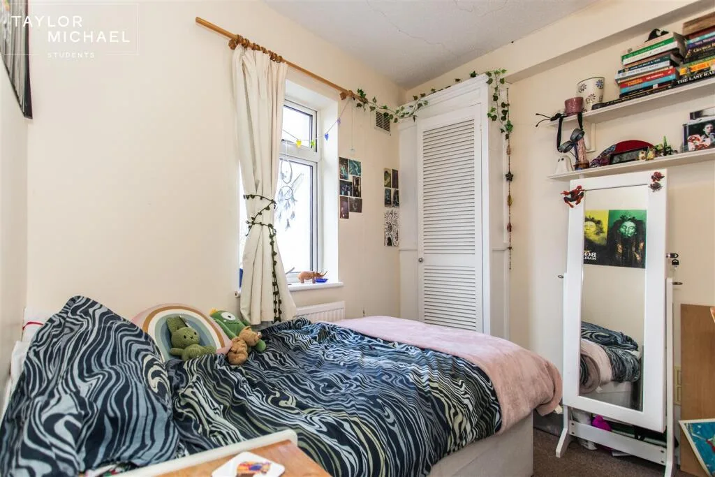 4 bedroom end of terrace house for rent