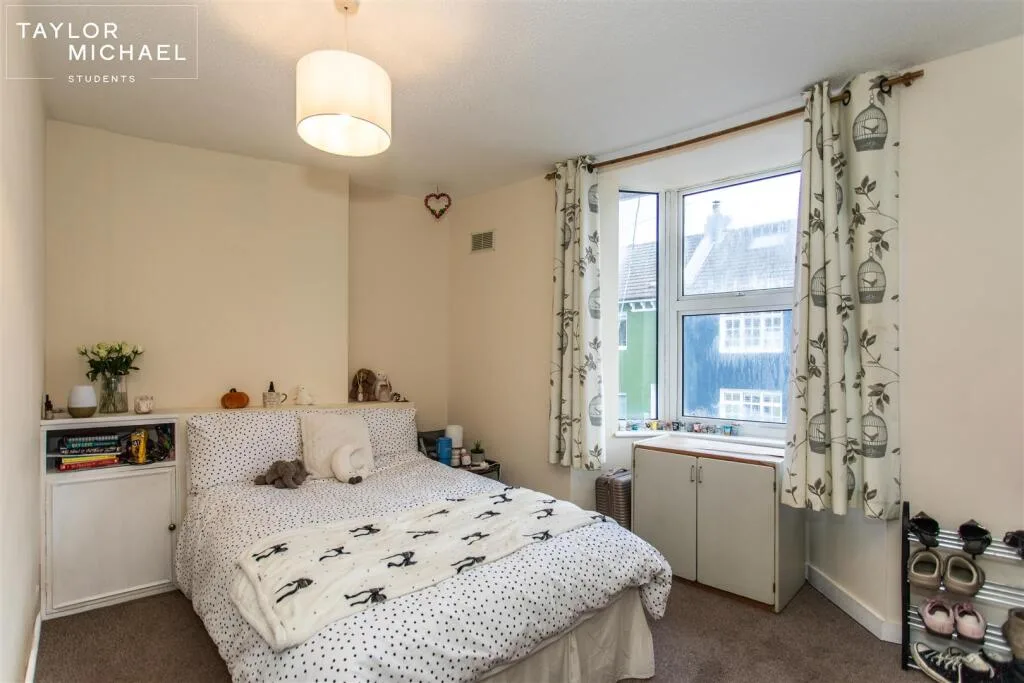 4 bedroom end of terrace house for rent