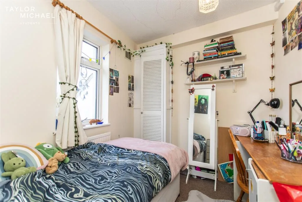 4 bedroom end of terrace house for rent