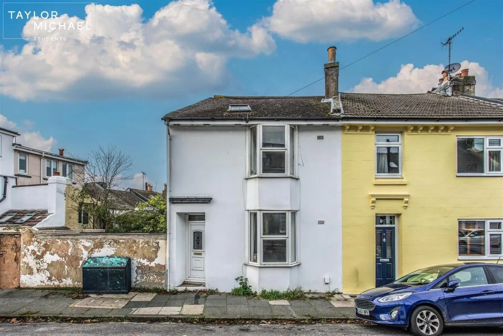 4 bedroom end of terrace house for rent
