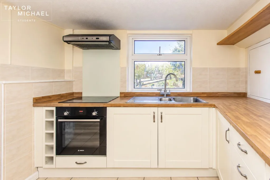 4 bedroom end of terrace house for rent