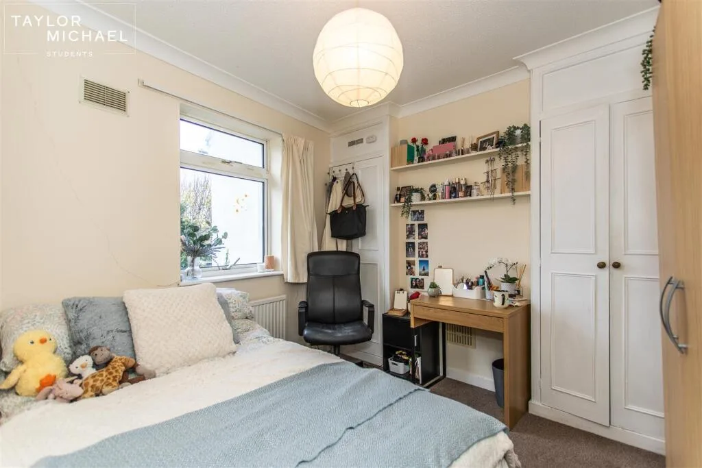 4 bedroom end of terrace house for rent