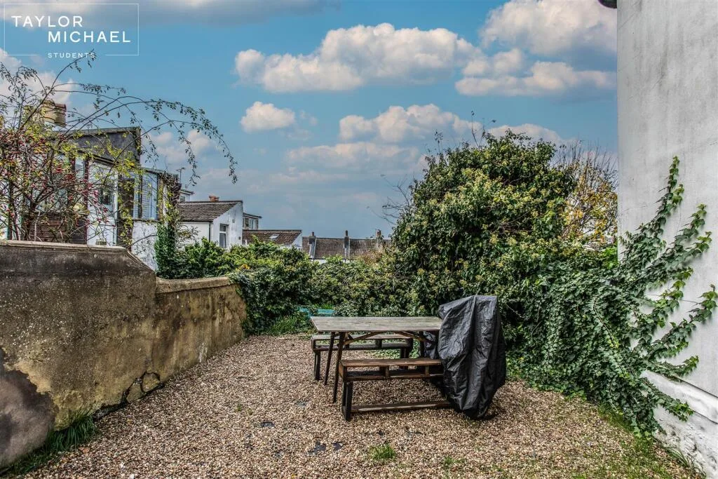4 bedroom end of terrace house for rent