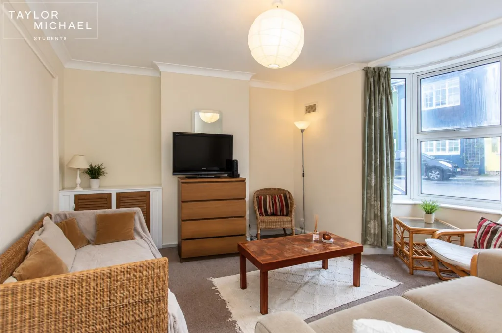4 bedroom end of terrace house for rent