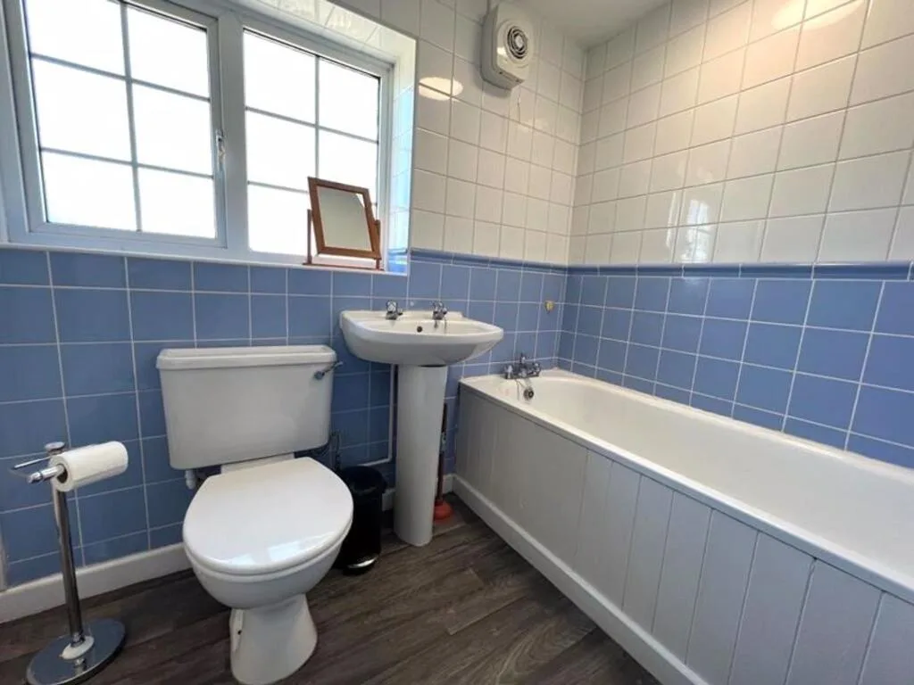 3 bedroom end of terrace house for rent