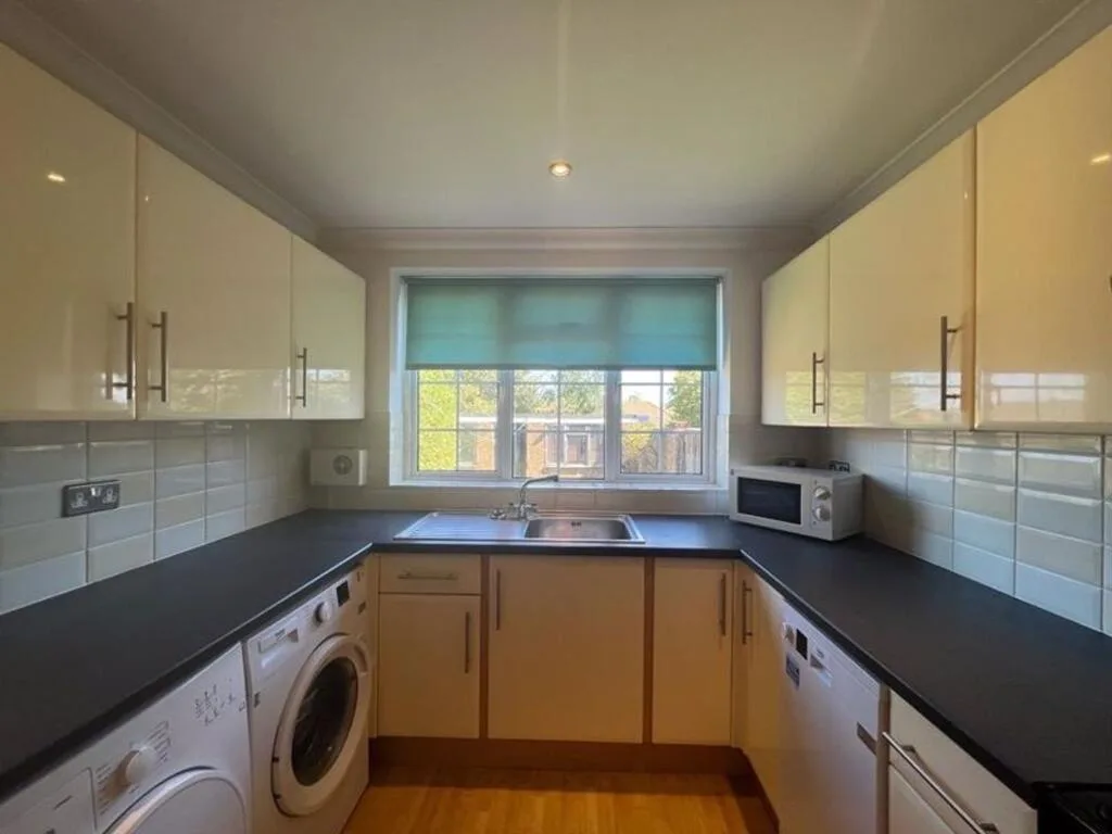 3 bedroom end of terrace house for rent