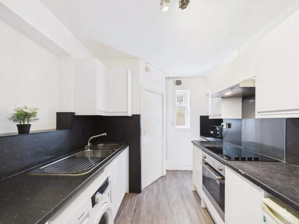 6 bedroom terraced house for rent