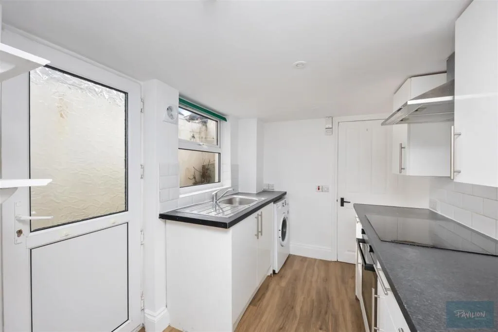 5 bedroom terraced house for rent