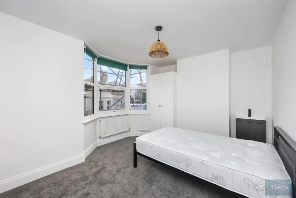 5 bedroom terraced house for rent