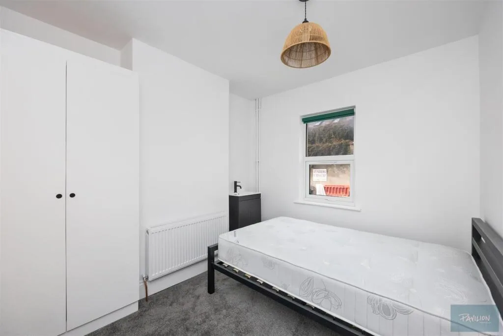5 bedroom terraced house for rent