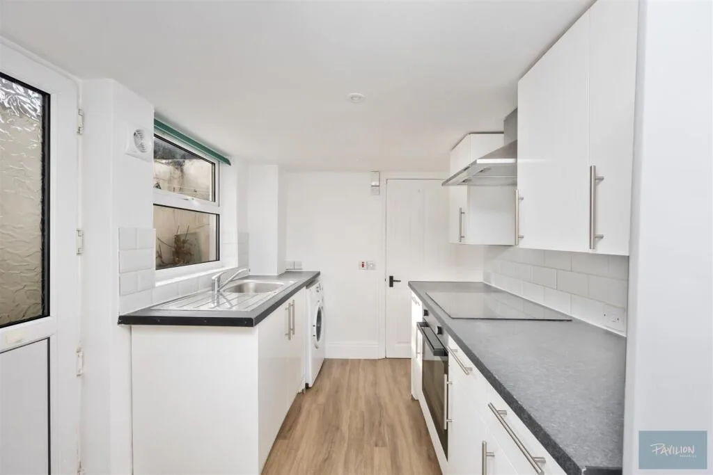 5 bedroom terraced house for rent