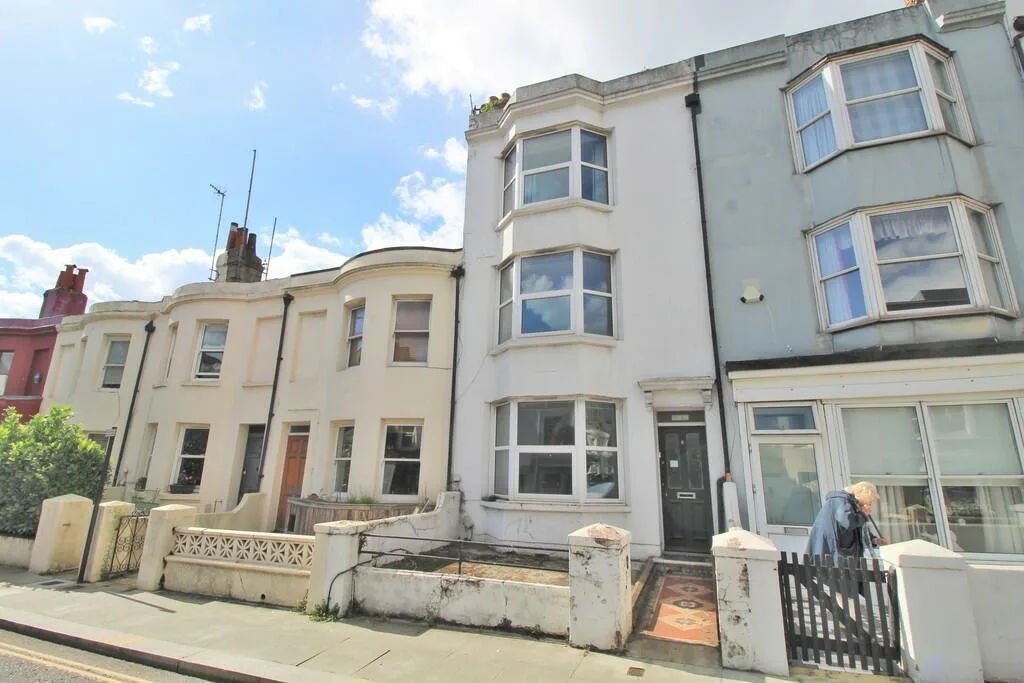 5 bedroom terraced house for rent