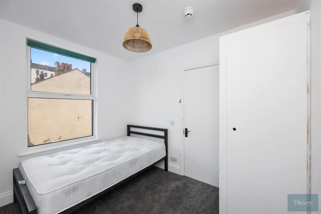 5 bedroom terraced house for rent