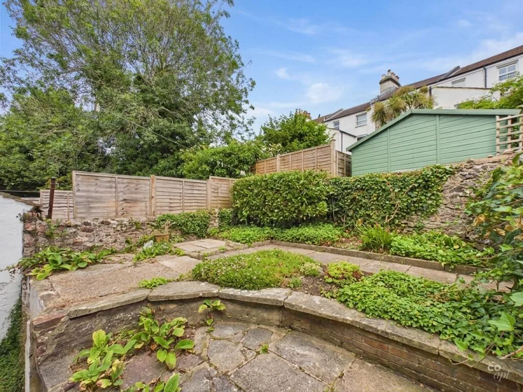 5 bedroom terraced house for rent