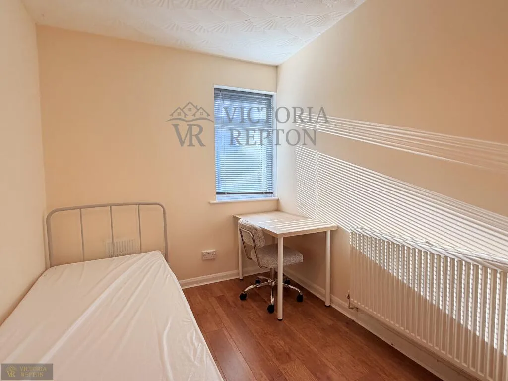 5 bedroom semi-detached house for rent
