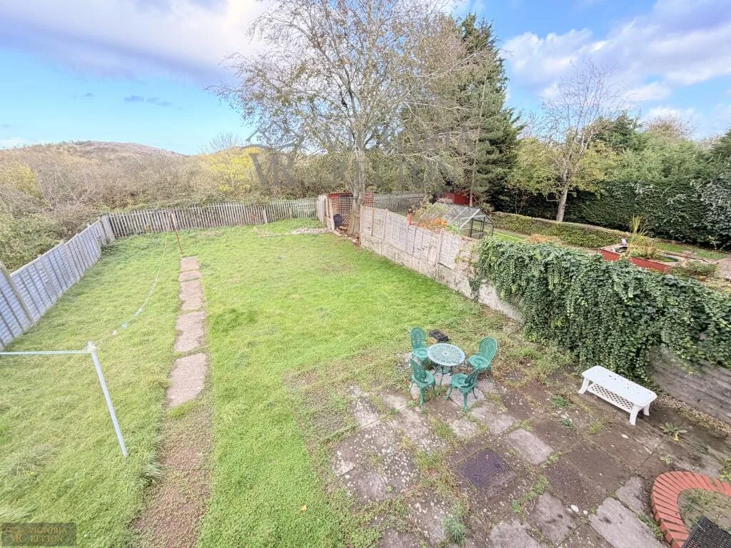 5 bedroom semi-detached house for rent