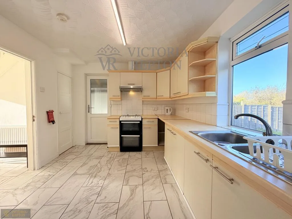 5 bedroom semi-detached house for rent