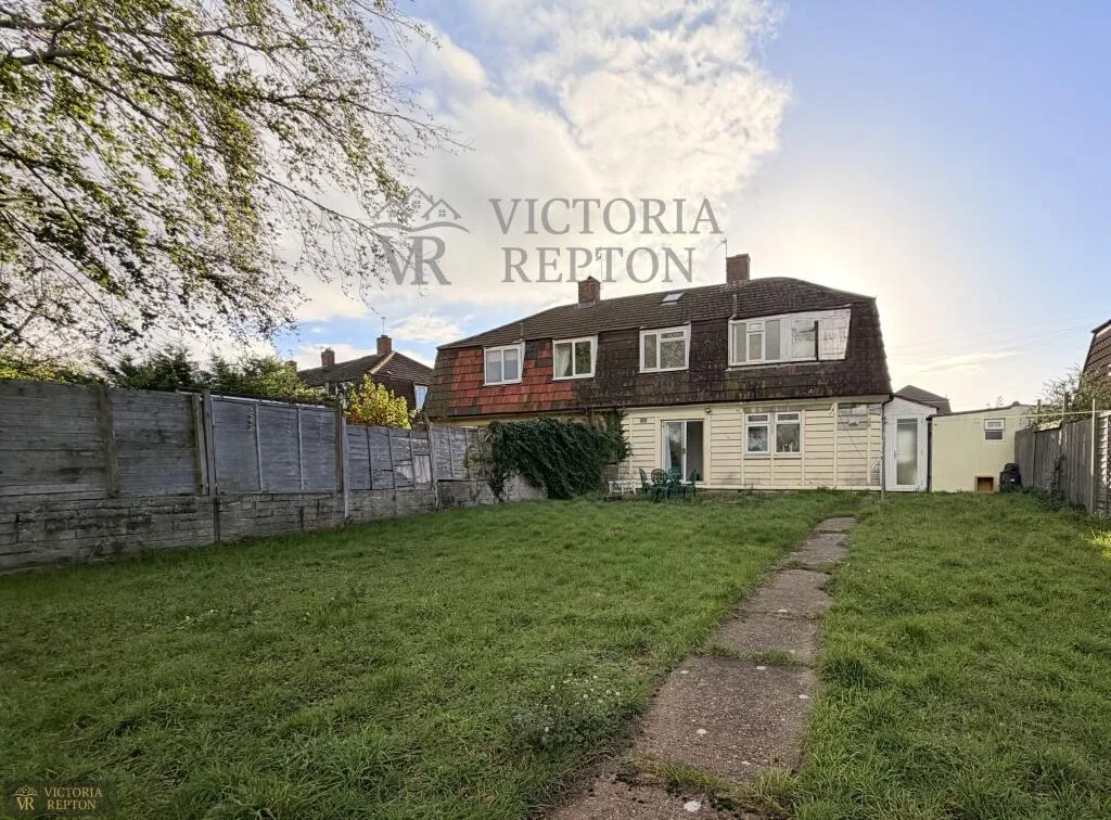 5 bedroom semi-detached house for rent