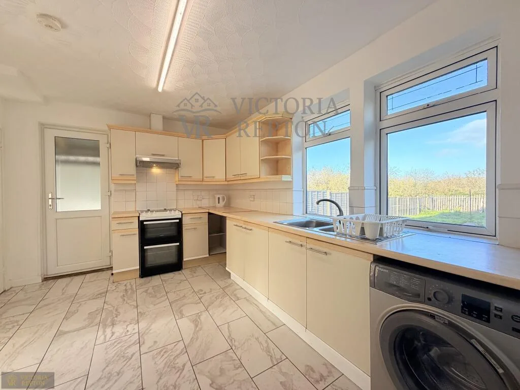 5 bedroom semi-detached house for rent