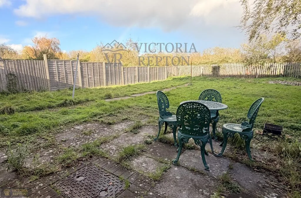 5 bedroom semi-detached house for rent