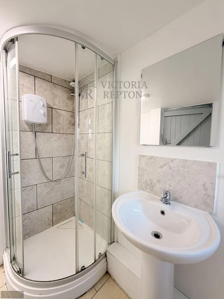6 bedroom semi-detached house for rent