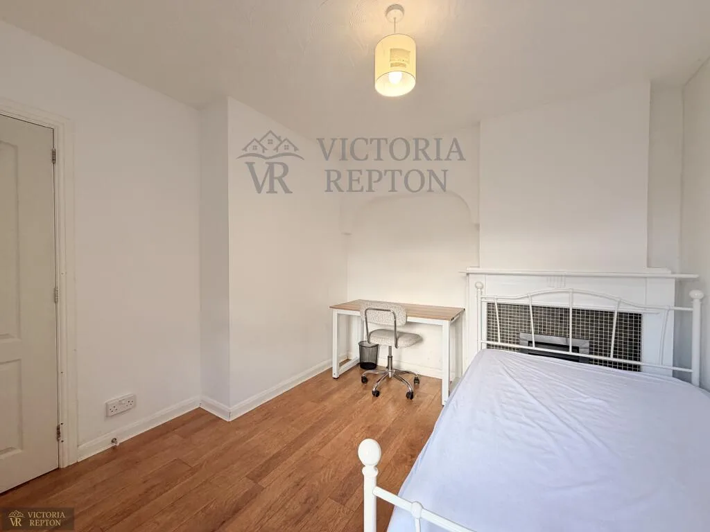 6 bedroom semi-detached house for rent