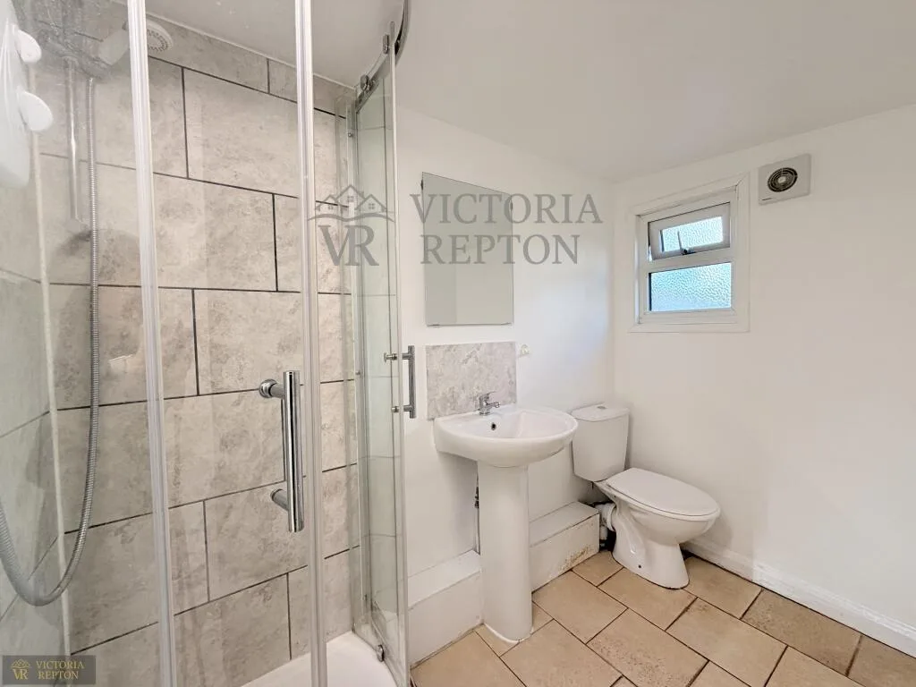 6 bedroom semi-detached house for rent