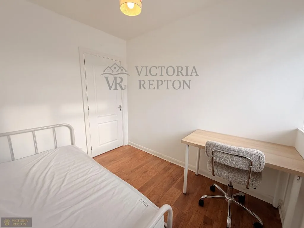 6 bedroom semi-detached house for rent