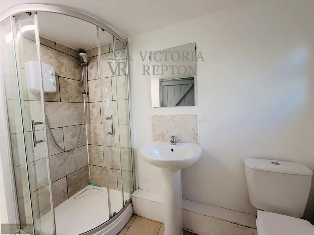 6 bedroom semi-detached house for rent