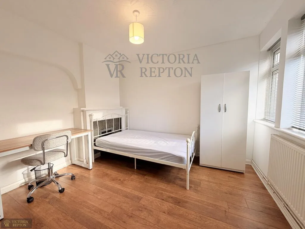 6 bedroom semi-detached house for rent